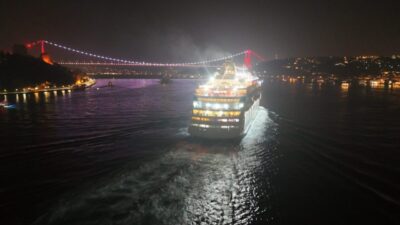 İstanbul Sarayburnu Limanı'na yanaşma izni alamayan Rus kruvaziyer Astoria Grande,