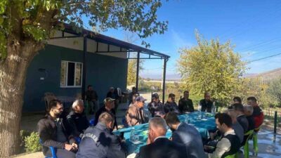 Sarıgöl Kaymakamı Halil Dalak, Sığırtmaçlı Mahallesi'nde vatandaşlarla buluşarak sorunlarını dinledi.