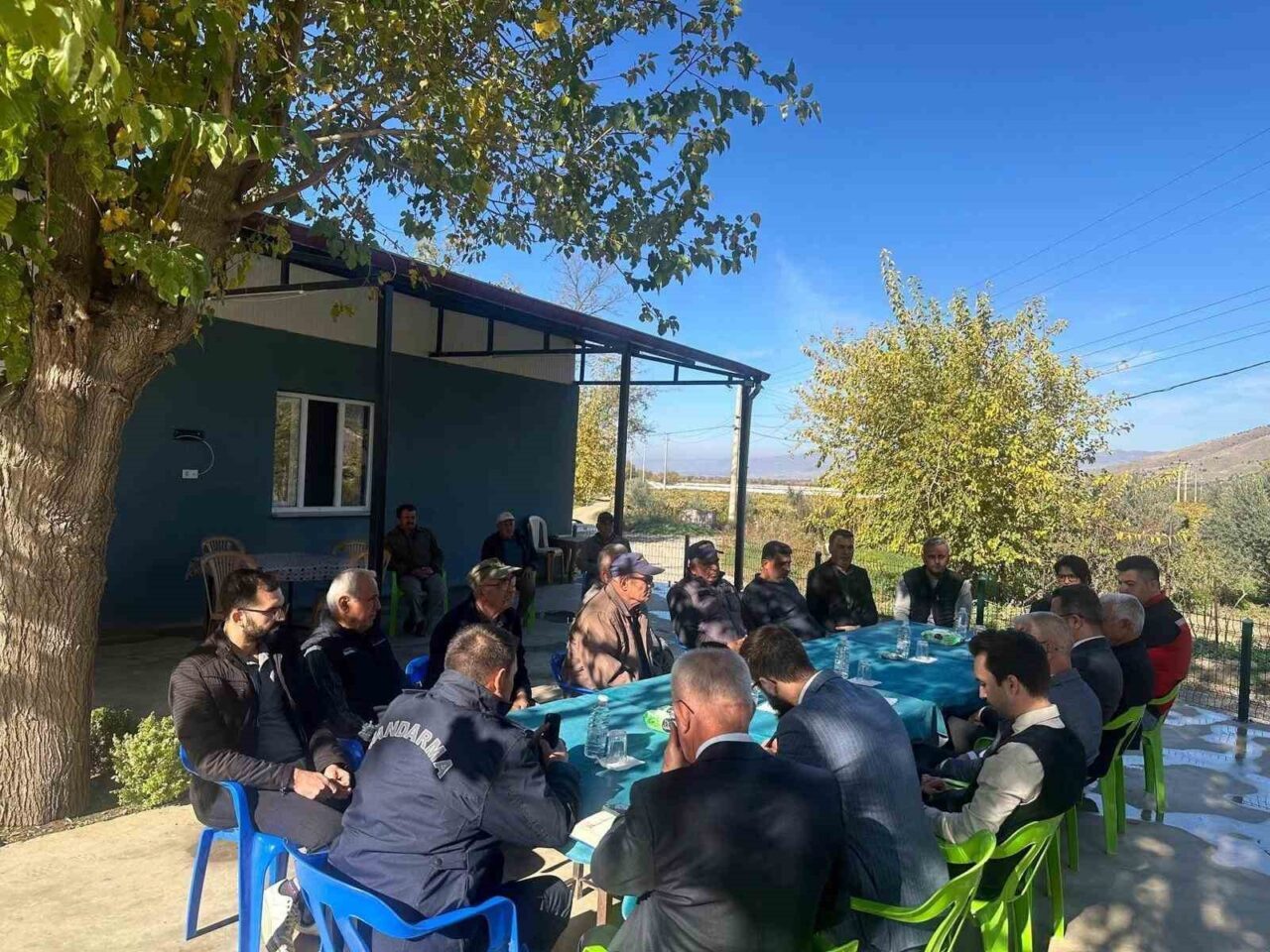 Sarıgöl Kaymakamı Halil Dalak, Sığırtmaçlı Mahallesi'nde vatandaşlarla buluşarak sorunlarını dinledi.