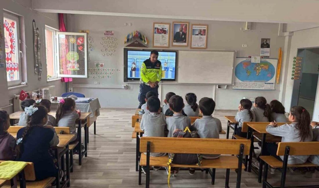 Manisa'nın Sarıgöl ilçesinde, Afşar İlkokulu'ndaki öğrencilere yönelik trafik eğitimi verildi.