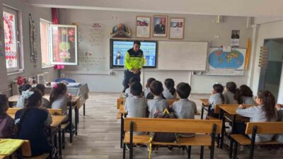 Manisa'nın Sarıgöl ilçesinde, Afşar İlkokulu'ndaki öğrencilere yönelik trafik eğitimi verildi.