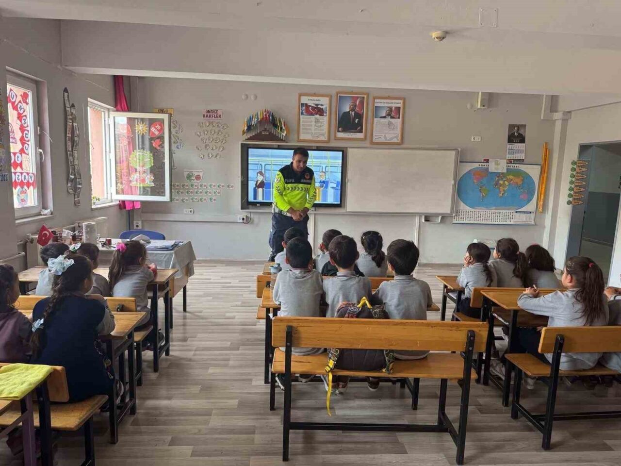 Manisa'nın Sarıgöl ilçesinde, Afşar İlkokulu'ndaki öğrencilere yönelik trafik eğitimi verildi.