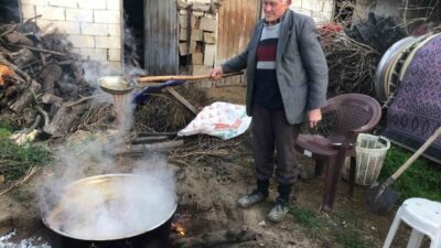 Manisa'nın Sarıgöl ilçesinde, 2025 yılı Sultaniye üzümlerinden pekmez üretimi yapılmakta.