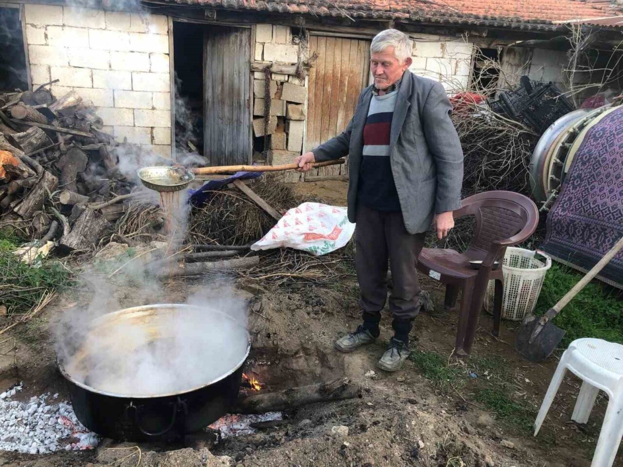 Manisa'nın Sarıgöl ilçesinde, 2025 yılı Sultaniye üzümlerinden pekmez üretimi yapılmakta.
