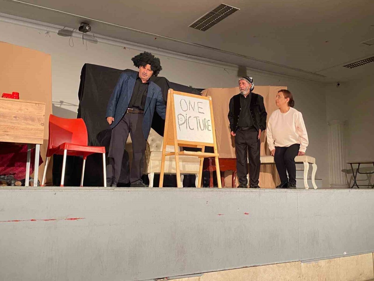 Manisa'nın Sarıgöl ilçesindeki Dört Eylül İlkokulu, okul yararına düzenlediği tiyatro