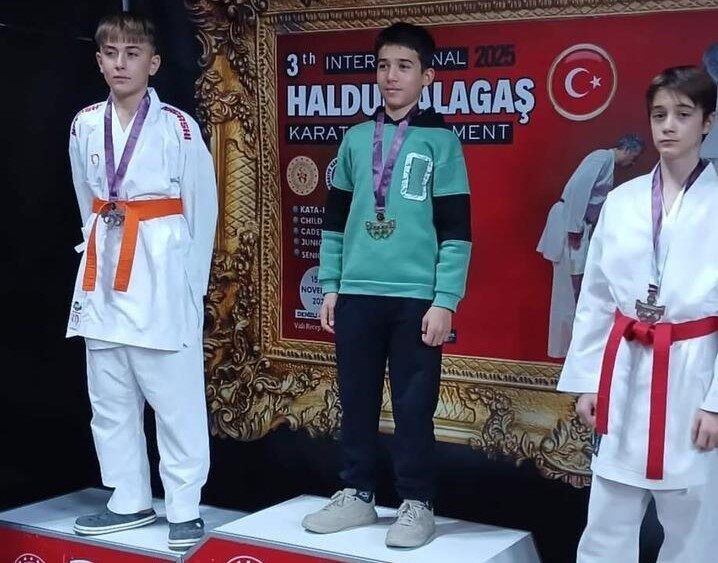 Mehmet Sarıtaş, Haldun Alagaş Uluslararası Karate Turnuvası’nda Gümüş Madalya Kazandı Denizli’deki Haldun Alagaş Uluslararası Karate Turnuvası'nda Yıldızlar 50 kilogram kumite
