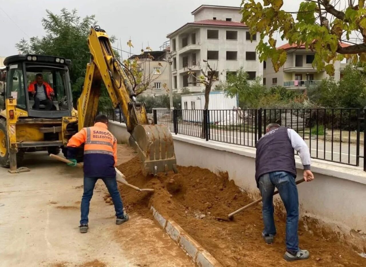 Sarıgöl Dört Eylül İlkokulu, çevre düzenleme çalışmalarıyla modern bir görünüme