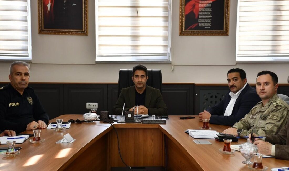 Sarıkamış’ta Kış Tedbirleri Üzerine Önemli Toplantı Yapıldı Sarıkamış'ta kış hazırlıkları için Kaymakam Enis Aslantatar başkanlığında bir toplantı