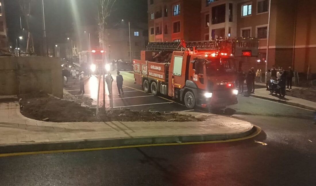 Adıyaman'ın Gölbaşı ilçesindeki Yenişehir Deprem Konutları'nda bir cep telefonunun bataryası