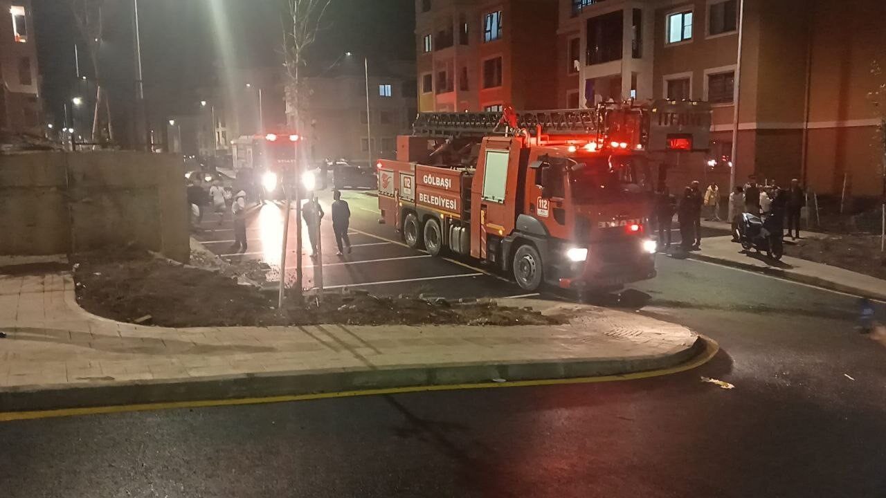 Adıyaman'ın Gölbaşı ilçesindeki Yenişehir Deprem Konutları'nda bir cep telefonunun bataryası