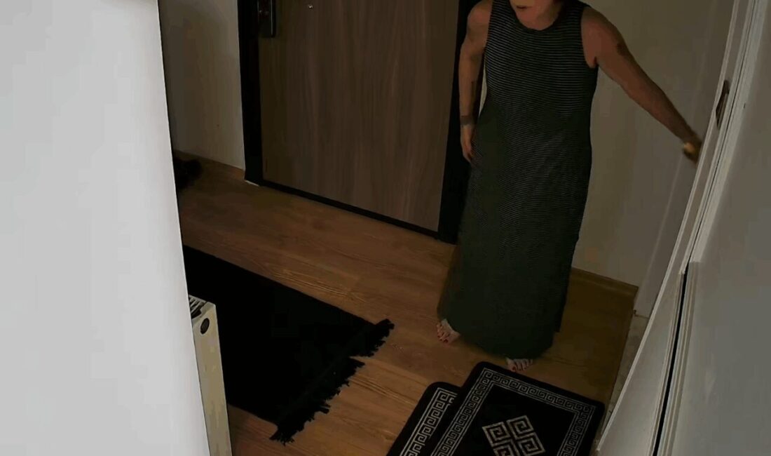 Yalova'da "Güllü" olarak bilinen şarkıcı Gül Tut'un kızı Tuğyan Ülkem