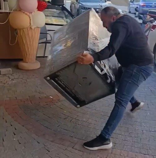 Aydın'ın Koçarlı ilçesinde Şener Alevci, beyaz eşya mağazasından aldığı bulaşık