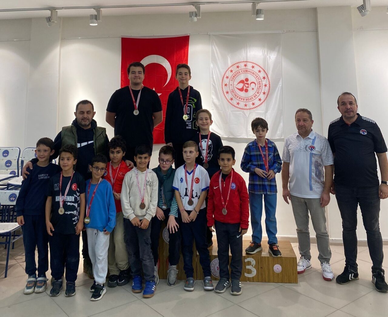 Düzce'de 10-11 Kasım 2025 tarihlerinde düzenlenen satranç turnuvasında Fatih Çınar