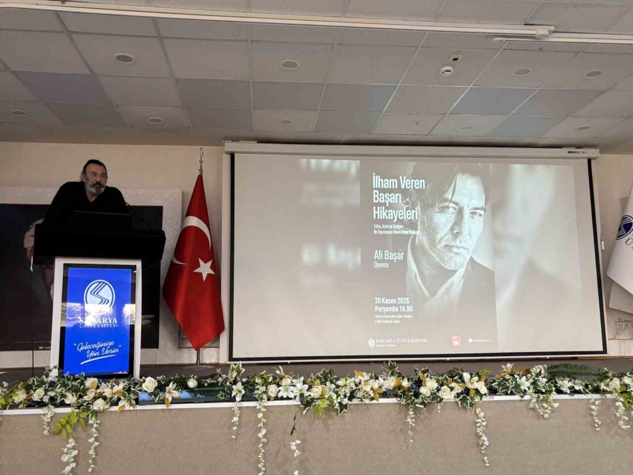 Sakarya Üniversitesi'nde düzenlenen "İlham Veren Başarı Hikayeleri" etkinliğinde ünlü oyuncu