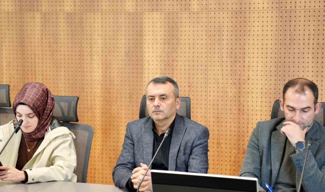 Sakarya Üniversitesi’nde Eğitim Süreçlerinin Yeniden Yapılandırılması İçin Bilgilendirme Toplantısı Düzenlendi Sakarya Üniversitesi, eğitim süreçlerini güncellemek için bir bilgilendirme toplantısı düzenledi.