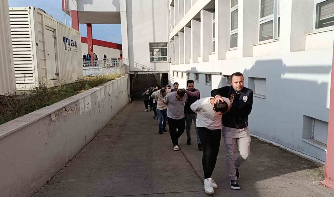 Adana’da dolandırıcılık şebekesi “Sazan Sarmalı” yöntemiyle 5 kişiyi milyonlarca lira dolandırdı, polis operasyonuyla çökertildi. Adana’da "Sazan Sarmalı" yöntemiyle 5 kişiyi dolandıran çete, polis operasyonuyla