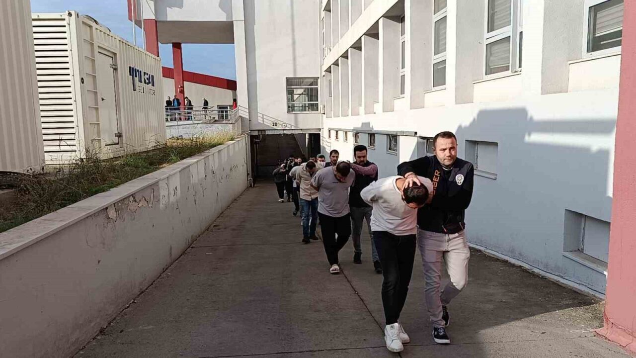 Adana’da "Sazan Sarmalı" yöntemiyle 5 kişiyi dolandıran çete, polis operasyonuyla