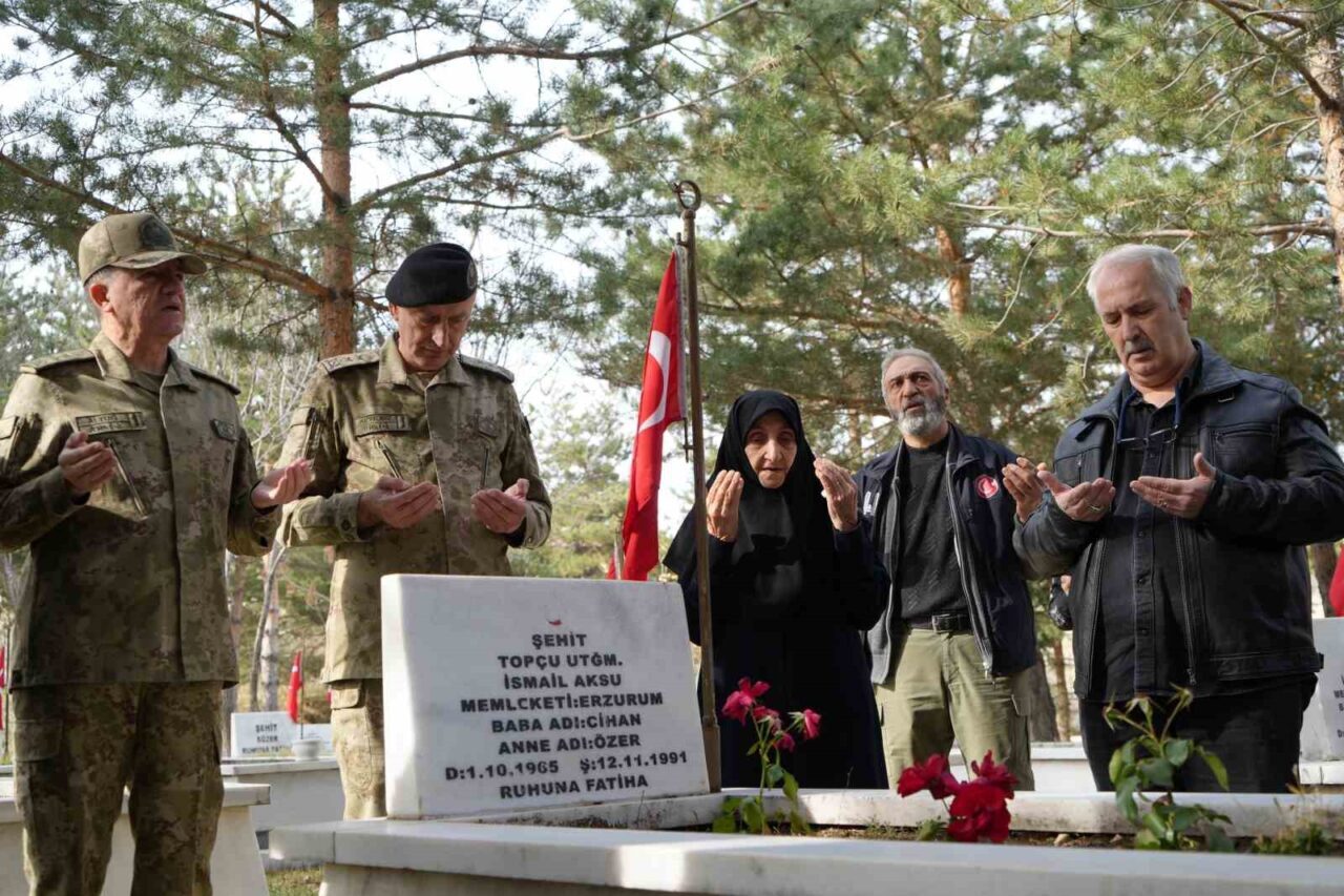 Her yıl 11 Kasım'da, şehit Üsteğmen İsmail Aksu'nun kabri başında