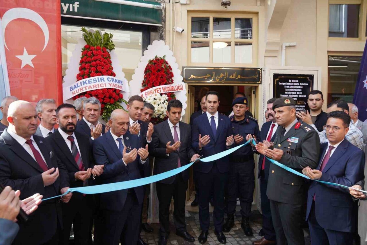 Balıkesir'de tarihi bir yapıda açılan EMŞAV Hizmet Binası için düzenlenen