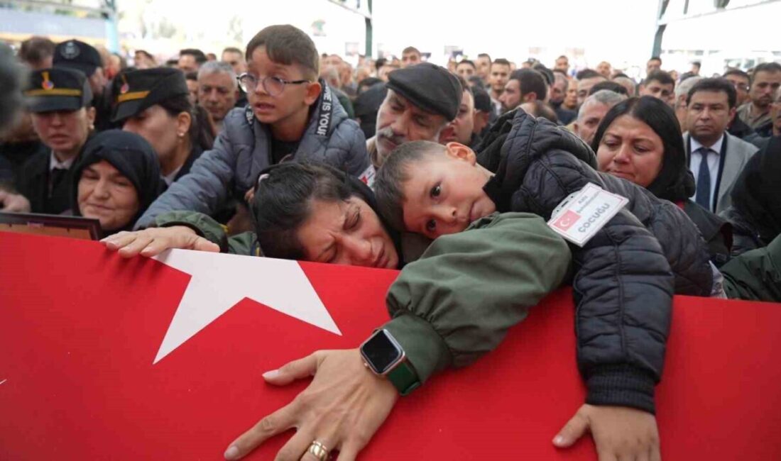 Azerbaycan’dan Türkiye’ye giden askeri uçağın Gürcistan’da düşmesi sonucu hayatını kaybeden Burak Özkan, Niğde’de son yolculuğuna uğurlandı. Askeri uçak kazasında şehit olan Hava Uçak Bakım Astsubay Başçavuş