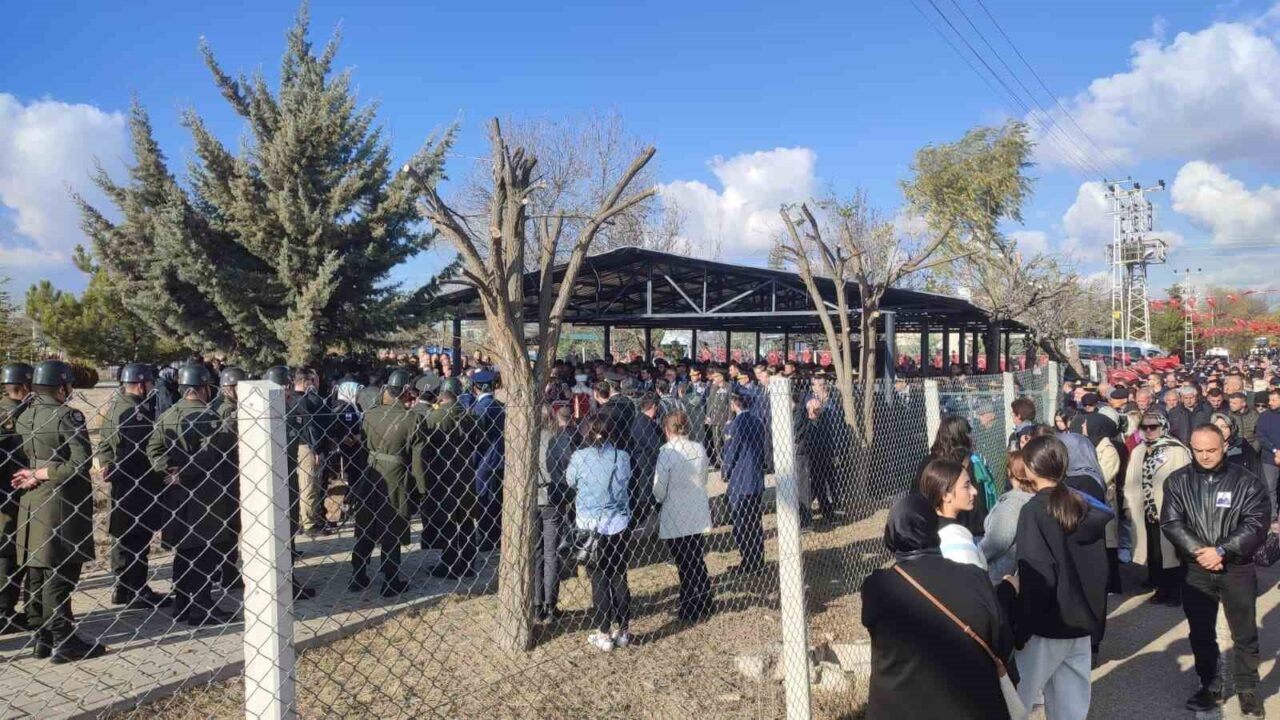 Hava Pilot Üsteğmen Cüneyt Kandemir, Gürcistan'daki uçak kazasında hayatını kaybeden