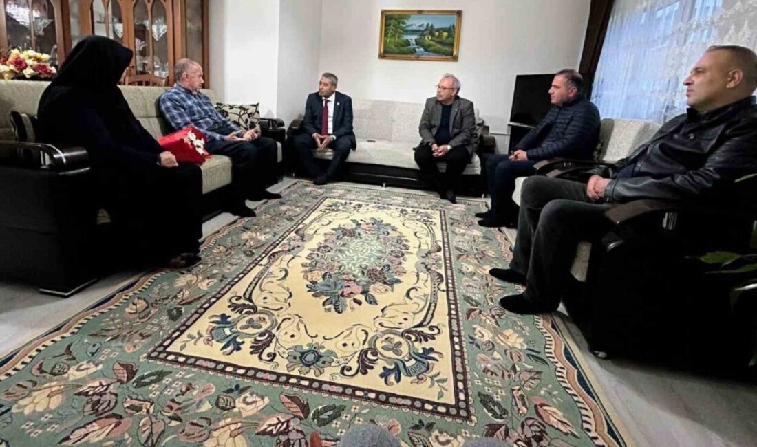 Hürriyetçi Eğitim Sendikası, Şehit Pilotun Babasına Öğretmenler Günü Ziyareti Gerçekleştirdi Hürriyetçi Eğitim Sendikası Bursa Şube Başkanı Selahattin Gürses, şehit Hava