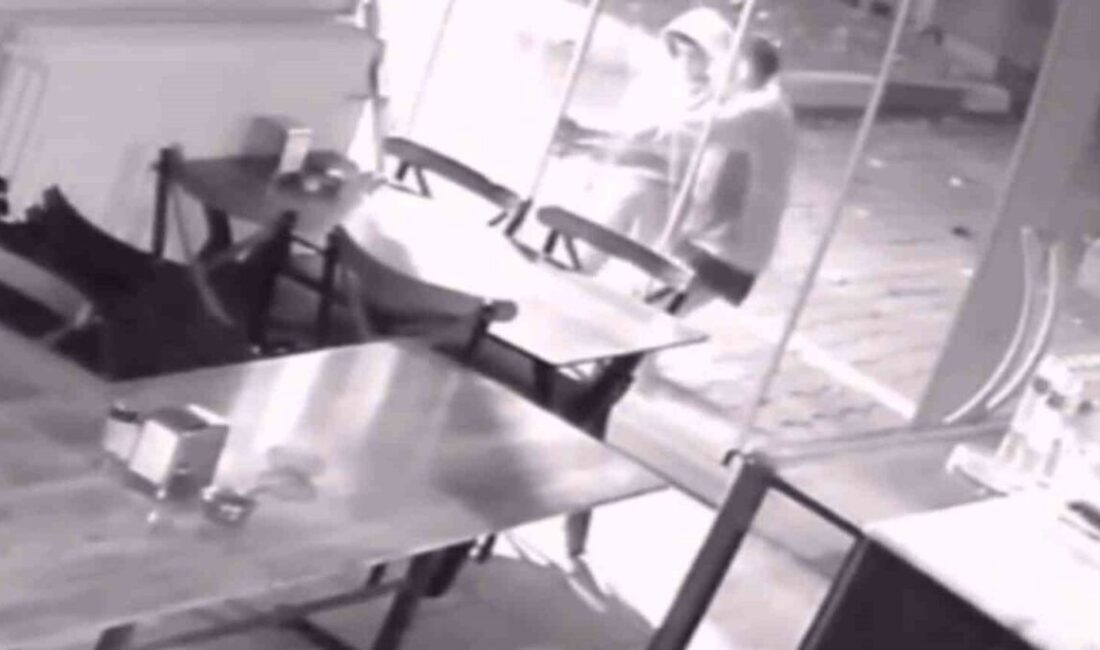 Küçük Yaşta Çocuklardan Hırsızlık Gece Yarısı Süleymanpaşa’da Güvenlik Kameralarına Yansıdı Tekirdağ'ın Süleymanpaşa ilçesinde, küçük yaşta bir grup çocuk gece boyunca