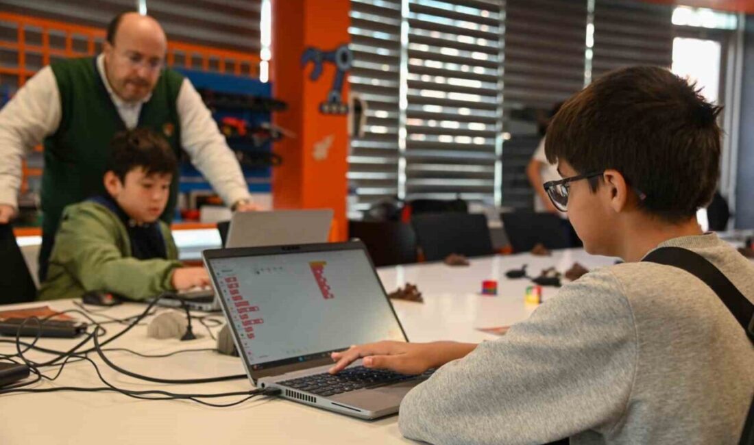 Konya’da Selçuklu Belediyesi’nin Uzay ve Havacılık Temalı Eğitici Atölyeleri Öğrencilere Ara Tatilde Fırsatlar Sunuyor Konya Selçuklu Belediyesi, ara tatil döneminde "Uzay ve Havacılık" temalı