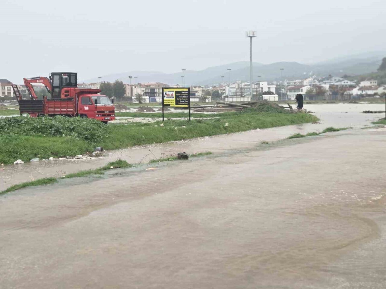 İzmir’in Dikili ve Foça ilçelerinde sağanak yağış sonrası su baskınları, tahliye çalışmalarını zorlaştırdı.