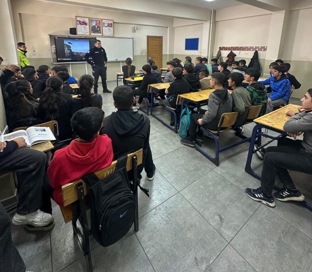 Selim’de 65 öğrenciye, Kars İl Emniyet Müdürlüğü tarafından Trafik Dedektifleri