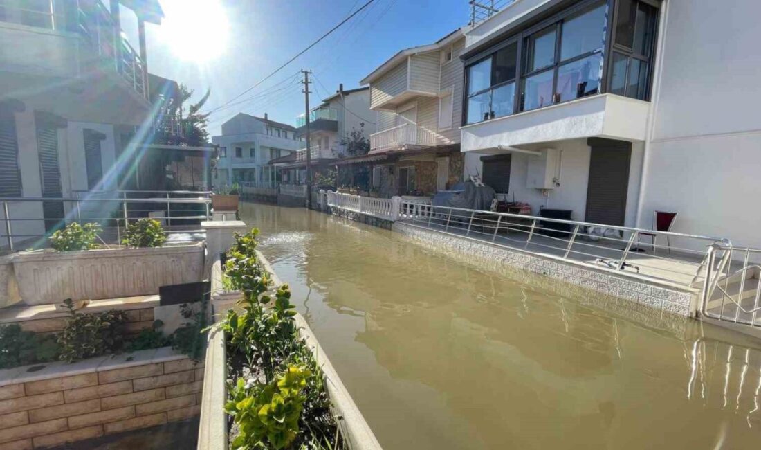 İzmir'de etkili olan sağanak yağış, Foça'da yaşamı olumsuz etkiledi. Birçok