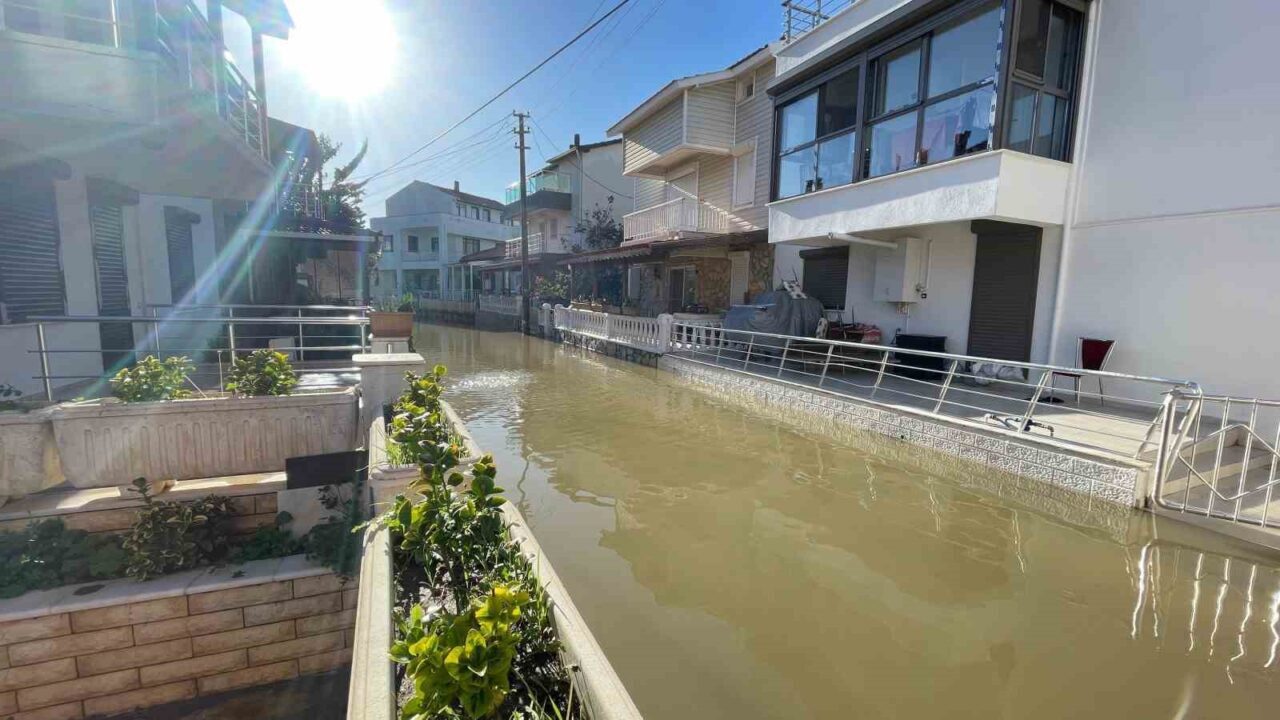 İzmir'de etkili olan sağanak yağış, Foça'da yaşamı olumsuz etkiledi. Birçok