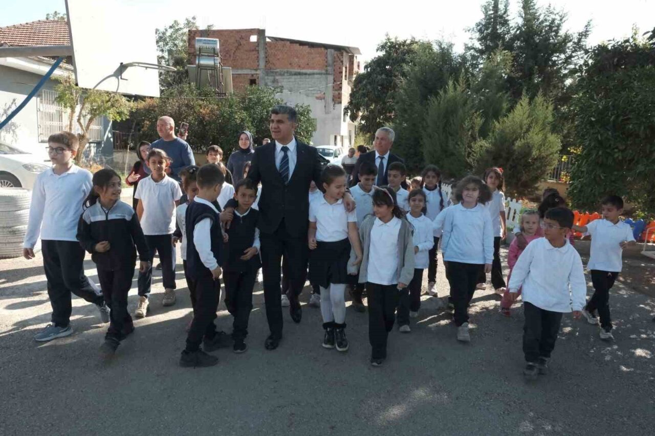 Akdeniz Kaymakamı ve Belediye Başkan Vekili Zeyit Şener, ilçedeki eğitim