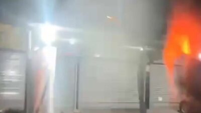 İzmir'in Buca ilçesinde iki şüpheli, "Serdengeçtiler her yerde" diyerek bir