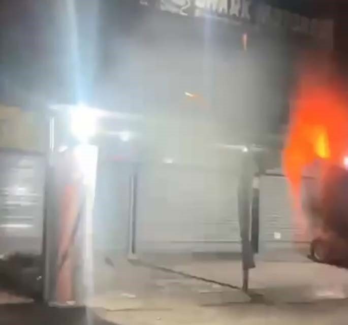 İzmir'in Buca ilçesinde iki şüpheli, "Serdengeçtiler her yerde" diyerek bir