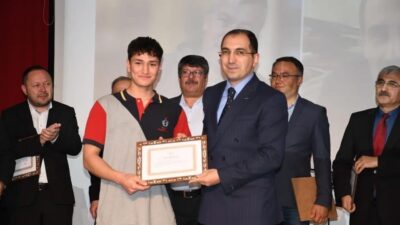 Tavşanlı'da Öğretmenler Günü anma programı, emekli öğretmenlere belgelerin verilmesiyle duygusal