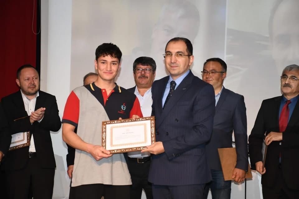 Tavşanlı’da Öğretmenler Günü Programında Duygusal Anlar Yaşandı Tavşanlı'da Öğretmenler Günü anma programı, emekli öğretmenlere belgelerin verilmesiyle duygusal