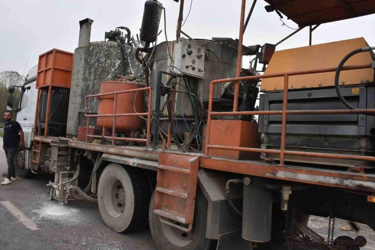 Sakarya'nın Hendek ilçesinde D-100 kara yolunda bir kamyonun dorsesindeki şerit