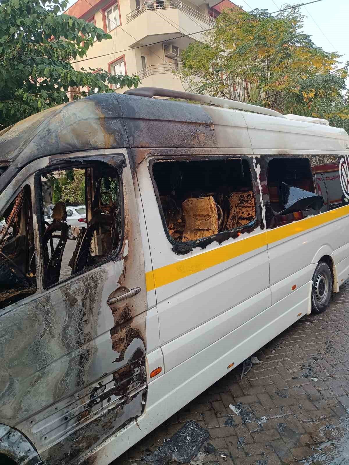 Manisa'nın Turgutlu ilçesinde, 45 J plakalı bir servis aracında çıkan