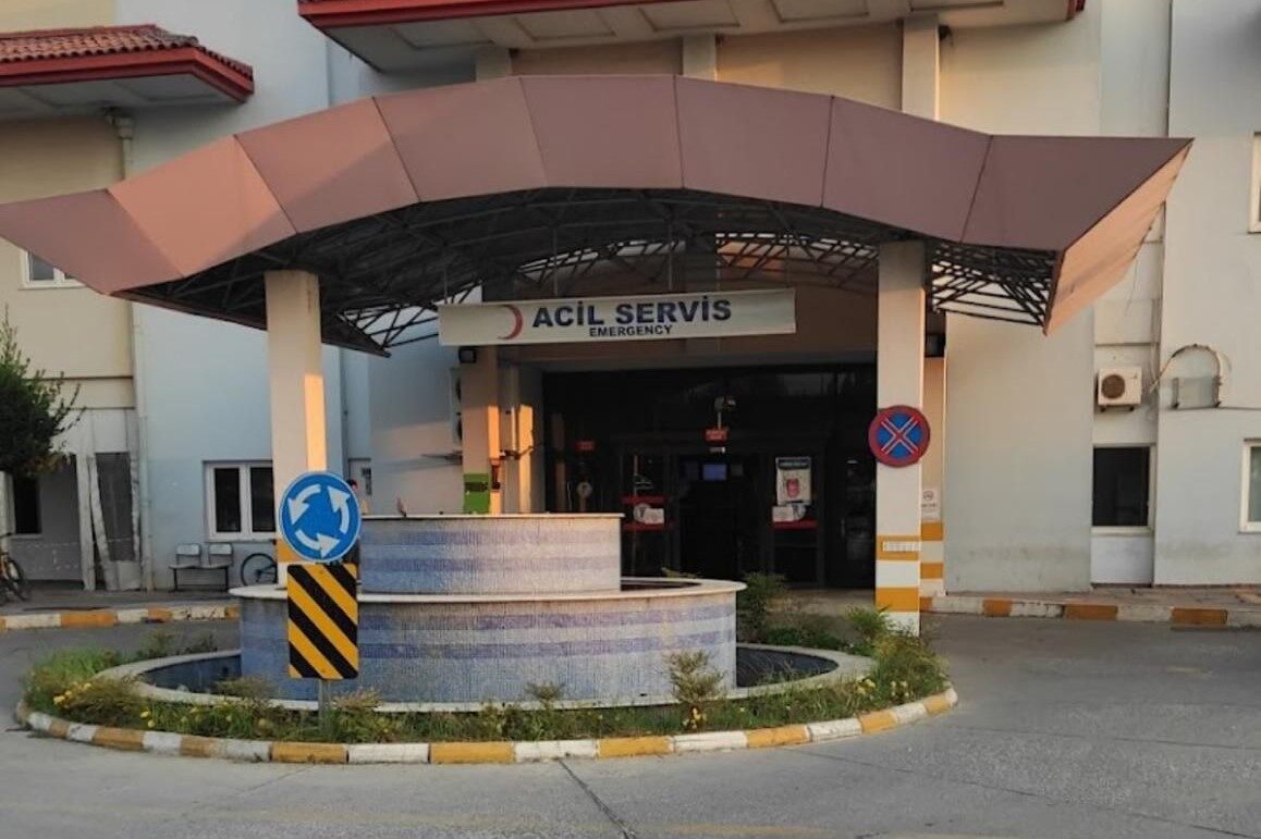 Muğla’da tavuk yemeği sonrası zehirlenme şüphesiyle hastaneye kaldırılan üç çocuktan biri hayatını kaybetti, diğerlerinin durumu kritik