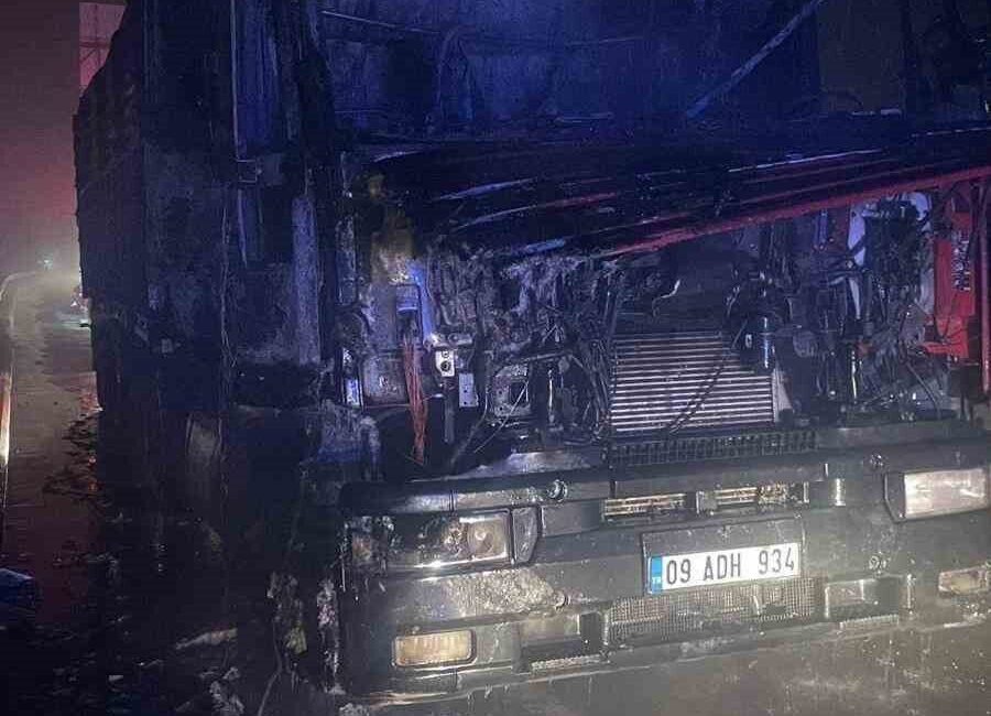 Bilecik’te Seyir Halindeki Tırda Çıkan Yangın Araçta Küllere Sebep Oldu Bilecik'te Murat E. yönetimindeki tır, Osmaneli-Sakarya karayolunda aniden alev aldı.