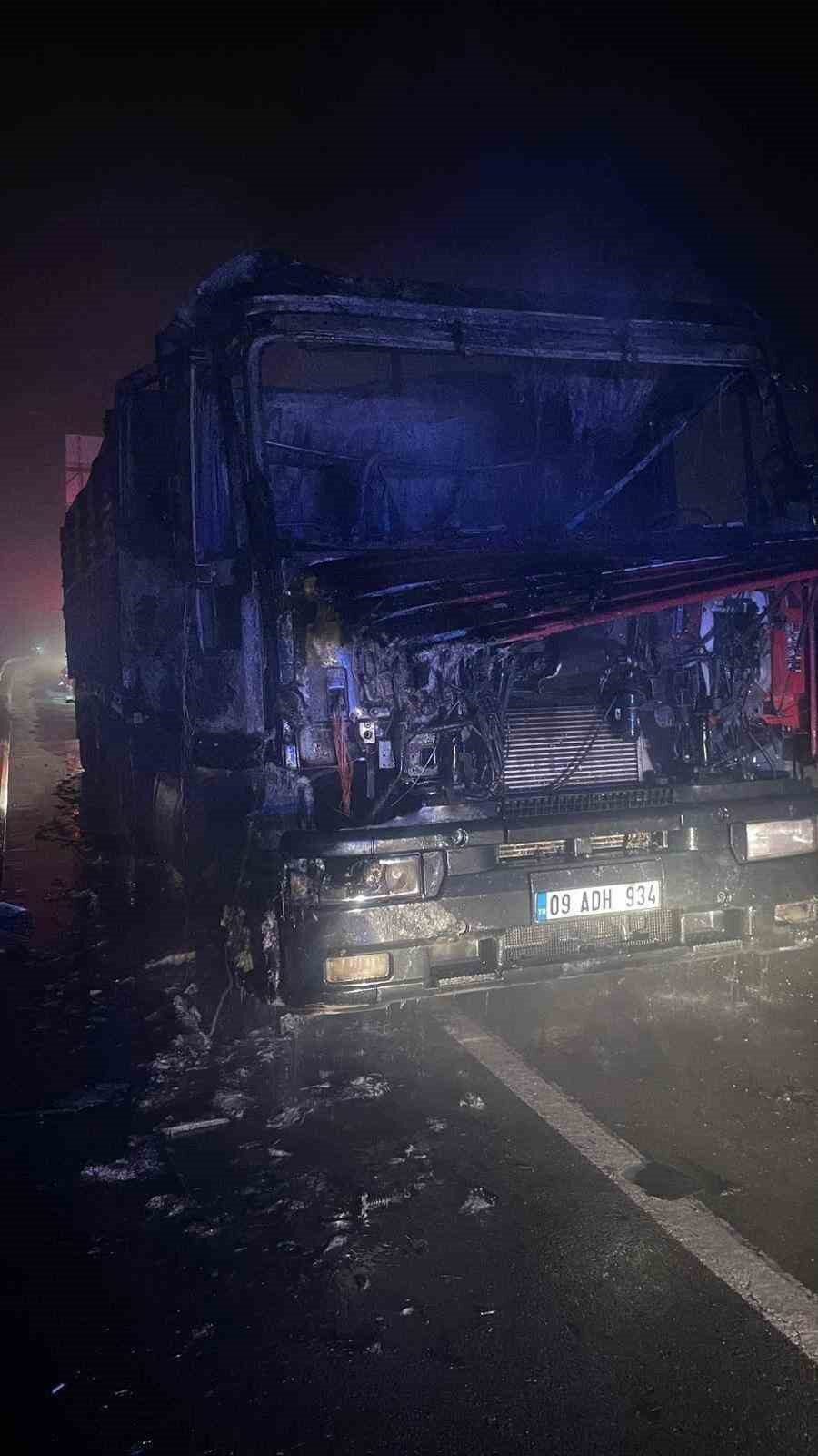 Bilecik'te Murat E. yönetimindeki tır, Osmaneli-Sakarya karayolunda aniden alev aldı.