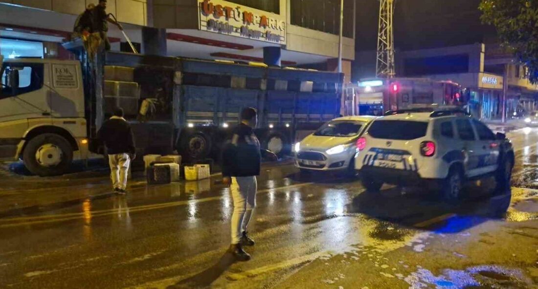 Kozan’da Seyir Halindeki Kamyonun Kasasında Yangın Çıktı, İtfaiye Müdahale Etti Adana'nın Kozan ilçesinde seyir halindeki bir kamyonun kasasında çıkan yangın,