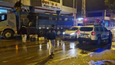 Adana'nın Kozan ilçesinde seyir halindeki bir kamyonun kasasında çıkan yangın,