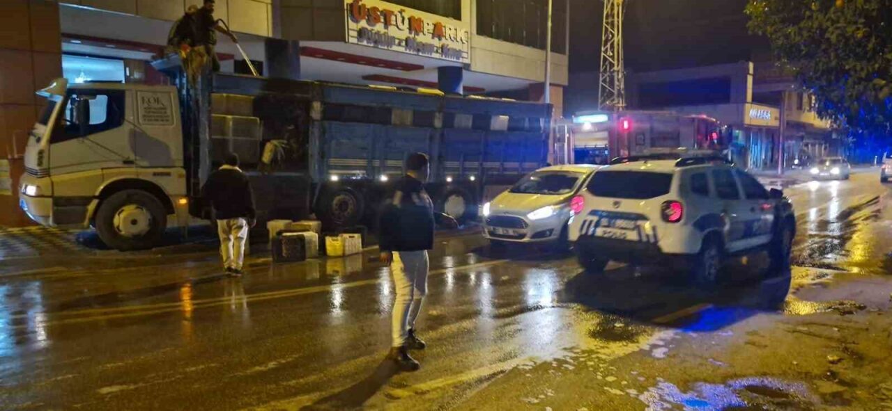 Kozan’da Seyir Halindeki Kamyonun Kasasında Yangın Çıktı, İtfaiye Müdahale Etti