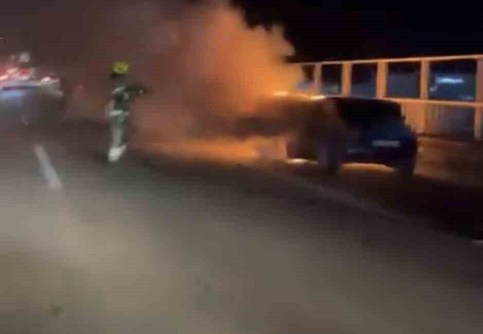 Bursa'nın Osmangazi ilçesinde seyir halindeki bir otomobil aniden alev aldı.