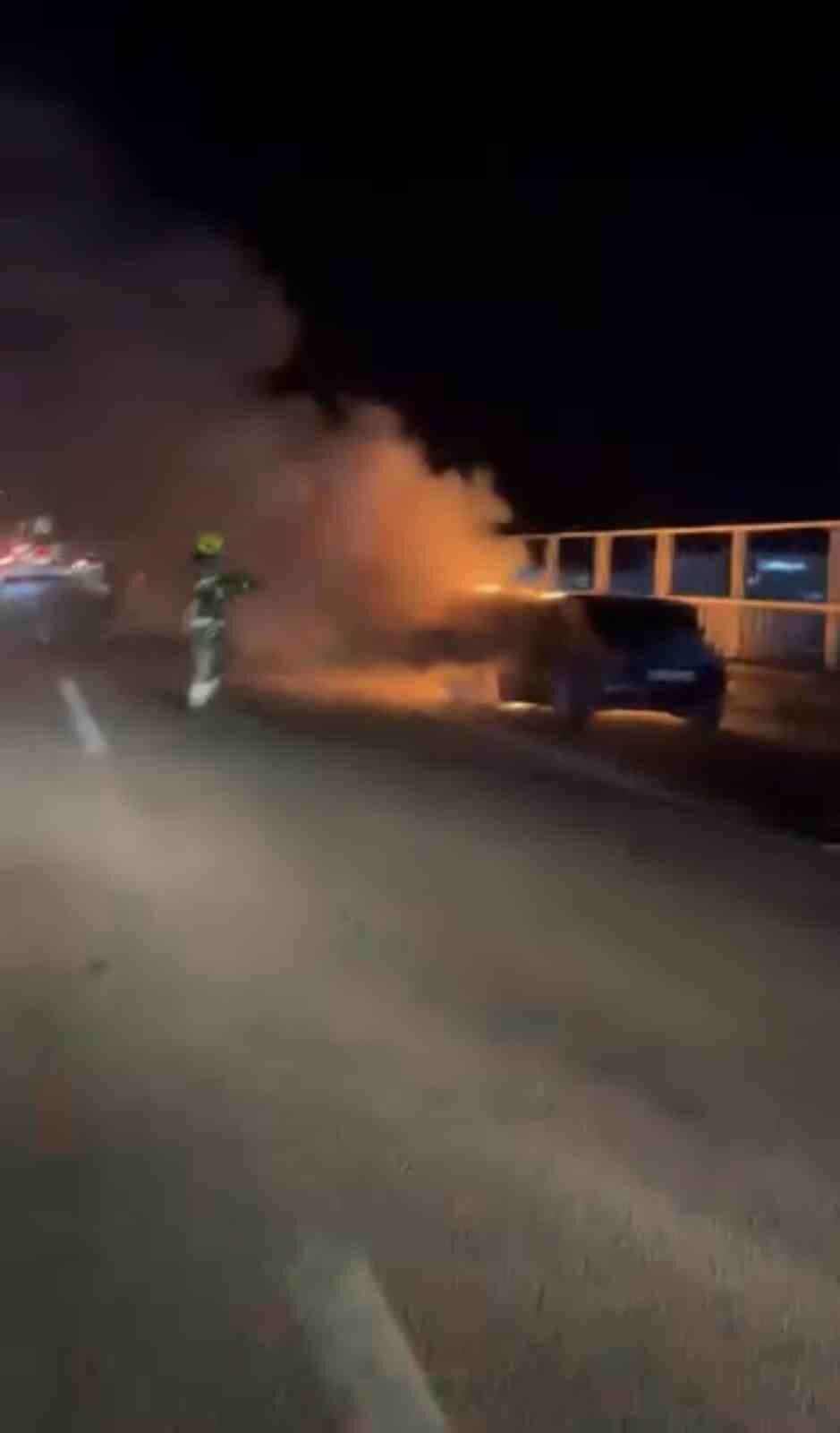 Bursa'nın Osmangazi ilçesinde seyir halindeki bir otomobil aniden alev aldı.