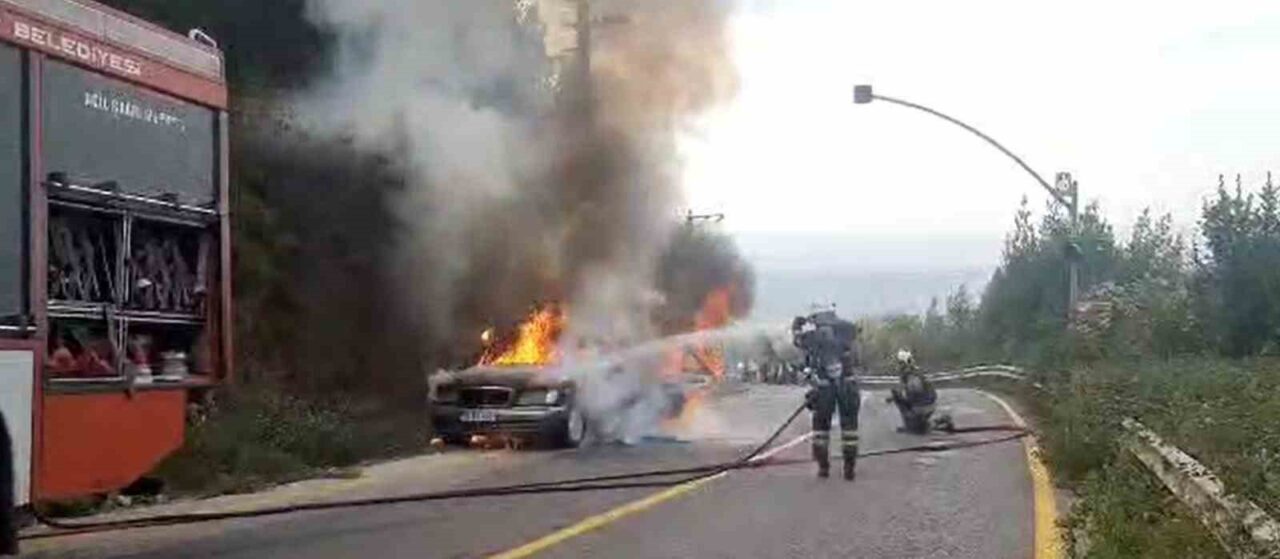 Kocaeli'nin Kartepe ilçesinde seyir halindeki bir otomobilde çıkan yangın, itfaiye