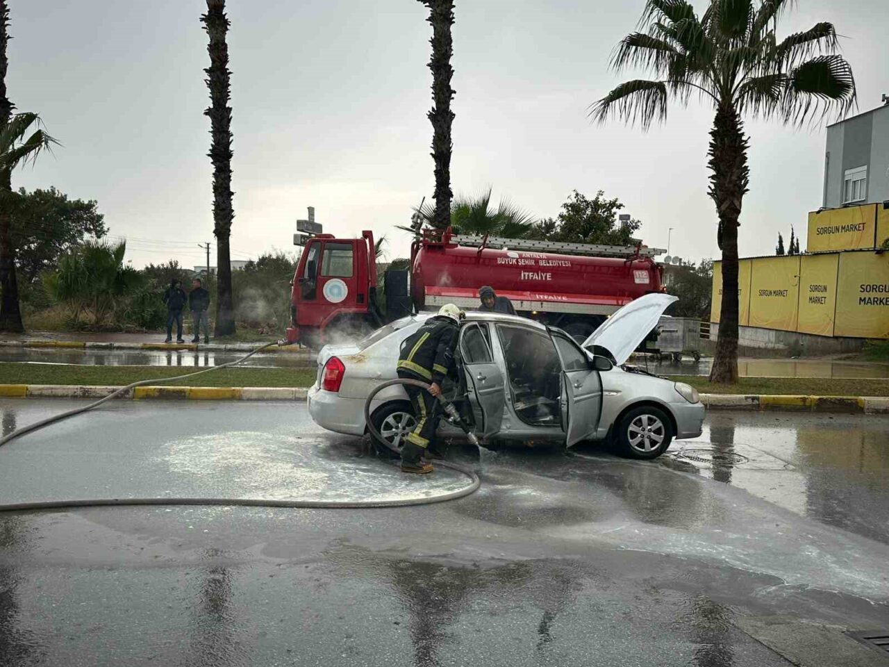 Manavgat’ta seyir halindeki otomobilde çıkan yangında sürücü yaralandı, itfaiye söndürme çalışmalarını tamamladı.