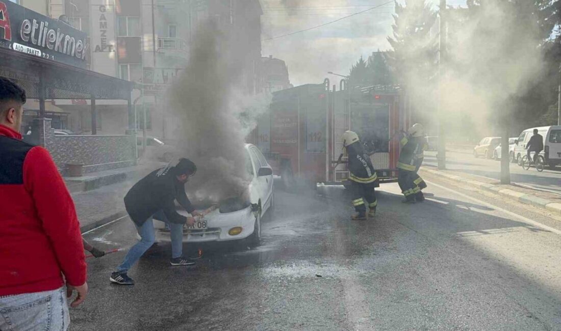 Konya'nın Ereğli ilçesinde bir otomobilde motor kısmından duman yükselmesi sonucu